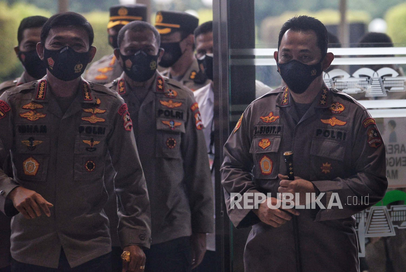 Kapolri Jenderal Idham Aziz mendampingi Kabareskrim Polri Komjen Listyo Sigit Prabowo yang menjalani fit and propes test di Gedung Nusantara II DPR, Kompleks Parlemen Senayan, Jakarta, Rabu (20/1).