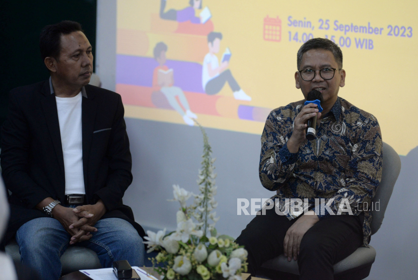 Ketua Umum Ikatan Penerbit Indonesia (Ikapi) Arys Hilman Nugraha (kanan) bersama Ketua Panitia Indonesia International Book Fair (IIBF) 2023 Mappa Tutu (kiri) memberikan keterangan terkait pelaksanaan IIBF 2023 di Jakarta, Senin (25/9/2023). IIBF 2023 akan diselenggarakan pada 27 September -1 Oktober 2023 di ICE BSD. Penyelenggaraan IIBF 2023 kali ini mengusung tagline It