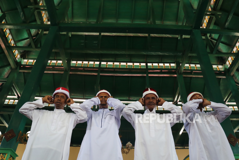 Empat  Muadzin mengumandangkan adzan saat shalat Jumat pertama Ramadhan di Masjid Kesultanan Ternate, Kota Ternate, Maluku Utara, Jumat (24/3/2023). 