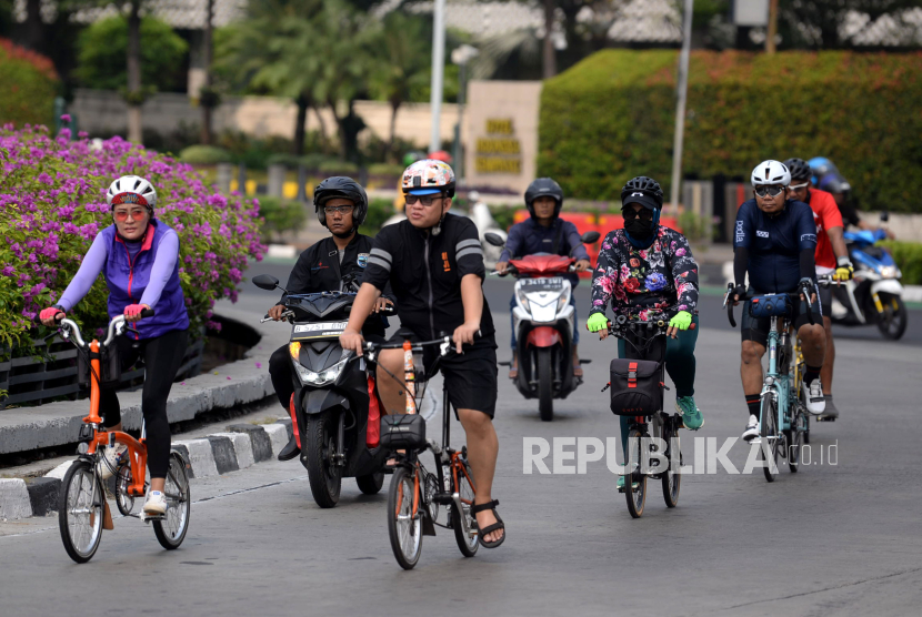 Warga berolahraga di Kawasan Bundaran Hotel Indonesia, Jakarta. Warga ibu kota dan sekitarnya masih berolahraga di area “Car Free Day” setiap Ahad saat kondisi polusi udara di Jakarta cukup tinggi.
