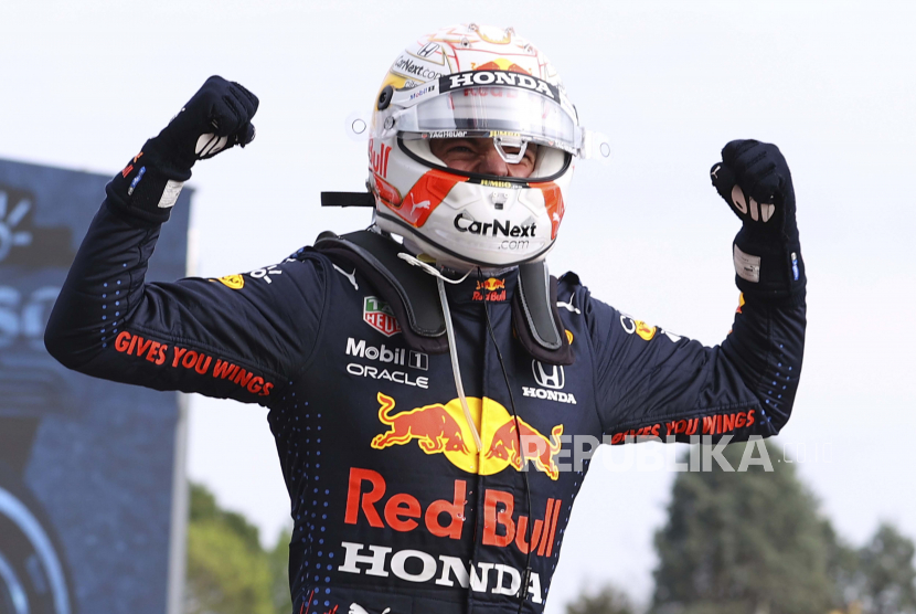 Posisi pertama pembalap Red Bull, Max Verstappen, merayakan di akhir Grand Prix Formula Satu Emilia Romagna, di arena pacuan kuda Imola, Italia, Ahad, 18 April 2021.