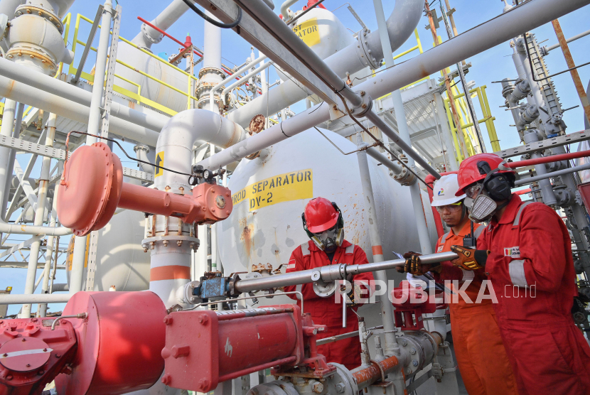 Sejumlah pekerja melakukan pendeteksian laju karat di pipa pada Anjungan Bravo Flow Station Pertamina Hulu Energi (PHE) Offshore North West Java (ONWJ), lepas pantai utara Subang, Laut Jawa, Jawa Barat, Ahad (2/4/2023). PHE ONWJ berhasil mencapai produksi pada tahun 2022 sebesar 27.593 barrel oil per day (BOPD) untuk minyak dan 74,49 million standard cubic feet per day (MMSCFD) untuk gas.