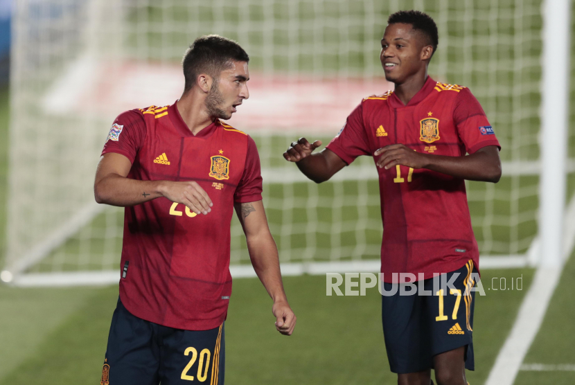 Ferran Torres dan Ansu Fati (kanan), merayakan gol keempat Spanyol saat melawan Ukraine, di Kota Madrid. 