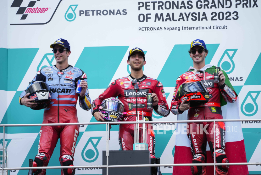 Pembalap tim Ducati Enea Bastianini (tengah) meraih podium pertama di GP Malaysia di Sirkuit Sepang, Ahad (12/11/2023). 