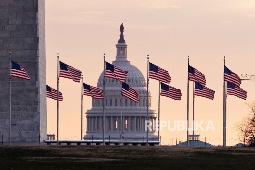 The United States Capitol Building terlihat di belakang Washington Monument. Utang AS telah capai rekor tertinggi.