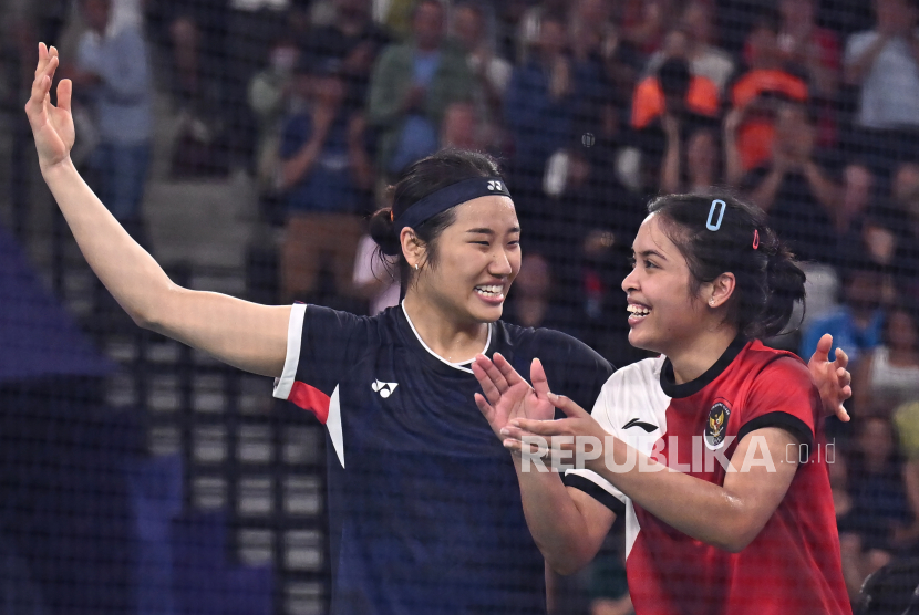 Pebulu tangkis tunggal putri Indonesia Gregoria Mariska Tunjung (kanan) berbincang dengan pebulu tangkis Korea Selatan An Se-young usai pertandingan semifinal bulu tangkis putri Olimpiade Paris 2024 di Porte De La Chapella Arena, Paris, Prancis, Ahad (4/8/2024). Gregoria kalah dengan skor 21-11,13-21,16-21 dari An Se-young. 