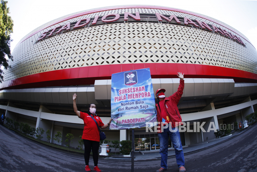 Pendukung Pasoepati mengusung poster Dukung Piala Menpora 2021 dari Rumah Saja saat kampanye di Stadion Manahan, Solo, Jawa Tengah, Selasa (17/3/2021). Kampanye tersebut bertujuan untuk mendukung pelaksanaan Piala Menpora 2021 tanpa penonton di stadion guna mencegah penyebaran virus COVID-19. 