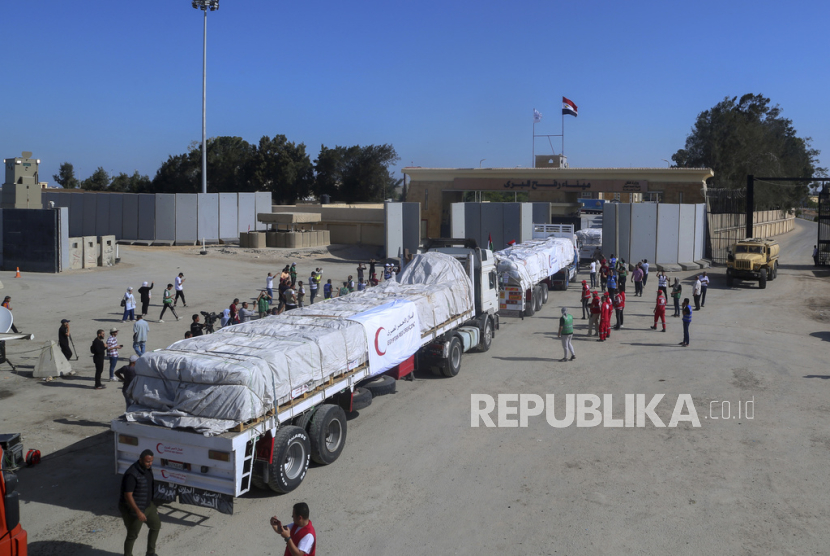 Truk Bulan Sabit Merah Mesir yang membawa bantuan kemanusiaan untuk Jalur Gaza melintasi gerbang perbatasan Rafah, di Rafah, Mesir, Sabtu, 