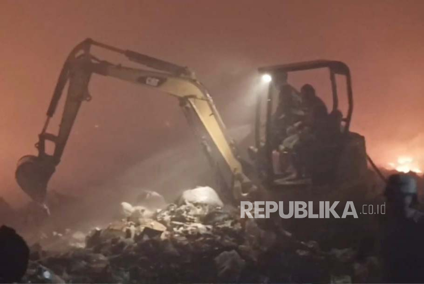 Kebakaran melanda Tempat Pembuangan Akhir (TPA) Kopi Luhur, Kecamatan Harjamukti, Kota Cirebon, Sabtu (9/9/2023). 