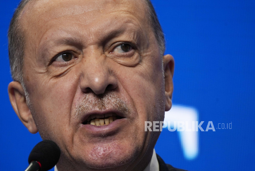 Erdogan: Media Sosial Ancaman Bagi Demokrasi. Presiden Turki Recep Tayyip Erdogan berbicara selama konferensi media pada KTT G20 di Roma, Minggu, 31 Oktober 2021.