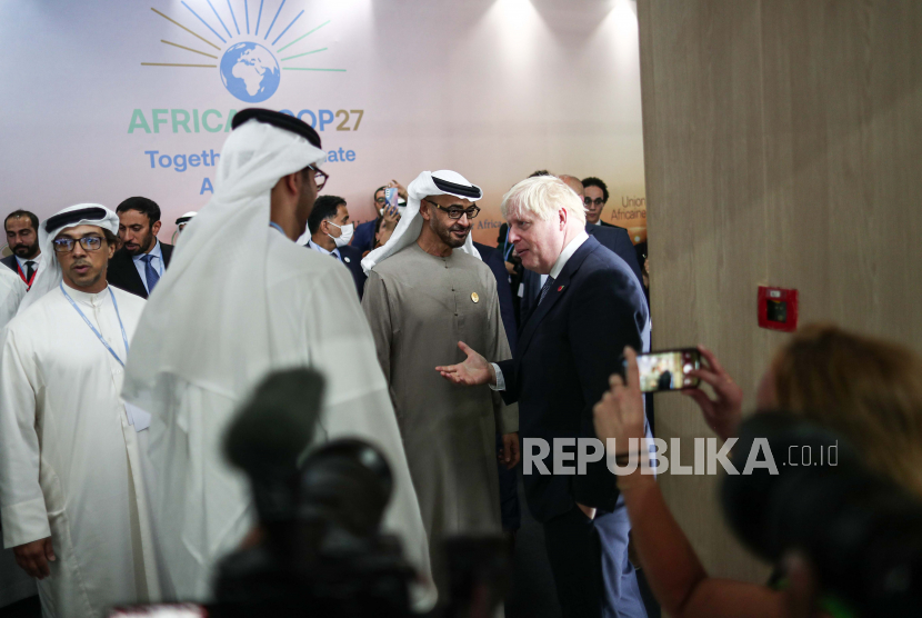  Presiden Uni Emirat Arab Sheikh Mohamed bin Zayed Al Nahyan (tengah) berbicara dengan mantan Perdana Menteri Inggris Boris Johnson (kanan) selama Konferensi Perubahan Iklim PBB 2022 (COP27), di Sharm El-Sheikh, Mesir, 07 November 2022. UEA menyebut akan tetap menjadi pemasok minyak dan gas.