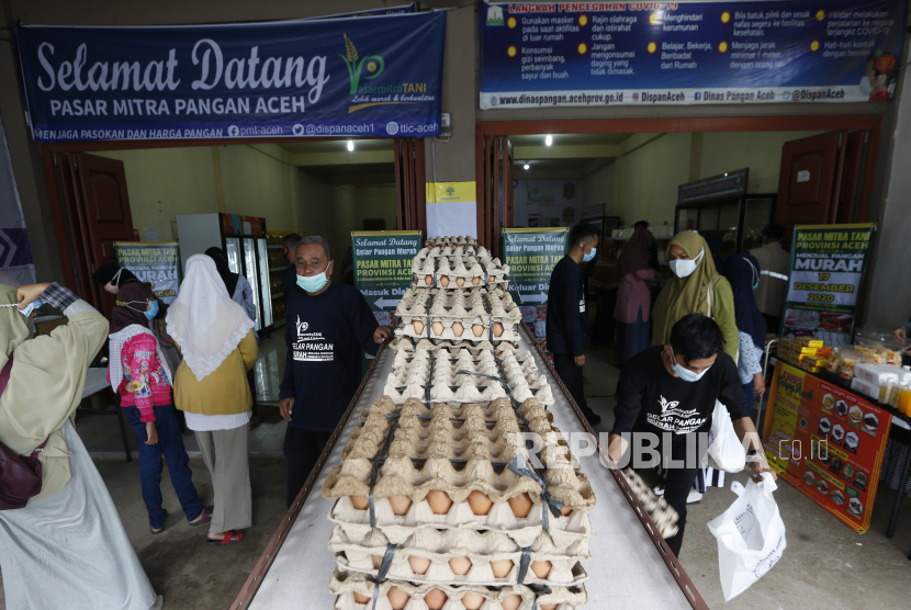 Warga berbelanja sembako di pasar murah Mitra Tani (ilustrasi). Badan Ketahanan Pangan, Kementerian Pertanian, mulai menambah pasokan daging sapi beku ke Pasar Mitra Tani (PMT).