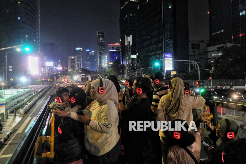 Wisatawan mengikuti tur dengan menaiki bus Transjakarta atap terbuka di kawasan Bundaran Hotel Indonesia, Jakarta, Ahad (29/12/2024). Wisata bus tingkat Open Top Tour ini merupakan program terbaru PT Transportasi Jakarta (Transjakarta) guna mengenalkan kota Jakarta kepada wisatawan dengan sensasi mengelilingi pusat kota menggunakan bus atap terbuka. Selain dapat menikmati lanskap gedung pencakar langit, wisatawan juga dapat penjelasan mengenai sejarah Kota Jakarta dari pemandu wisata dengan menggunakan headphone. Rute bus tersebut berawal dari Ratu Plaza Mal, Jalan Jenderal Sudirman, Bundaran Hotel Indonesia, Jalan MH Thamrin, Patung Arjuna Wijaya lalu kembali ke Ratu Plaza Mal. Dalam sekali tur, bus wisata ini dapat mengangkut sebanyak 30 penumpang dengan tarif per orang Rp50 ribu dari harga normal Rp100 ribu.Bus tingkat tanpa atap ini merupakan salah satu alternatif destinasi wisata di Jakarta untuk mengisi waktu hari libur.