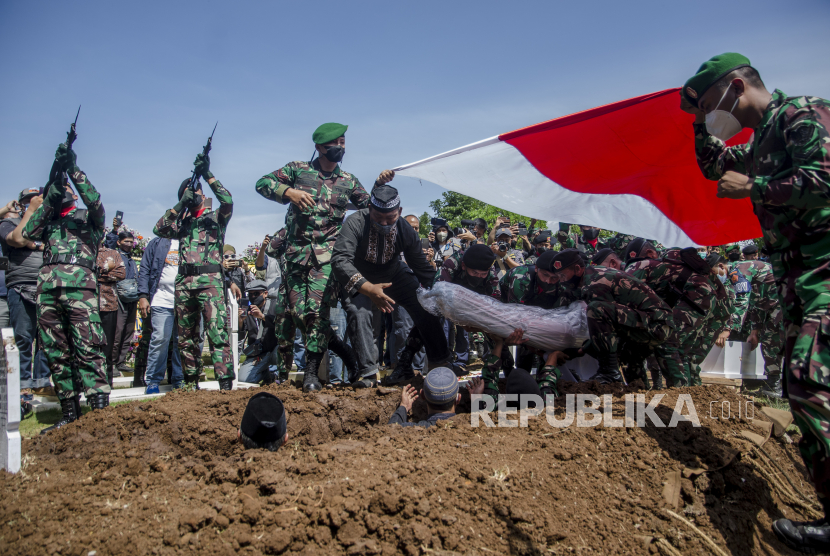 Prajurit TNI mengangkat jenazah personel TNI AD Sertu Anumerta Mochamad Rizal Maulana Arifin yang gugur ditembak kelompok separatis teroris (KST) Papua, saat upacara militer pemakaman di Taman Makam Pahlawan Cikutra, Bandung, Jawa Barat, Sabtu (19/1/2022). 