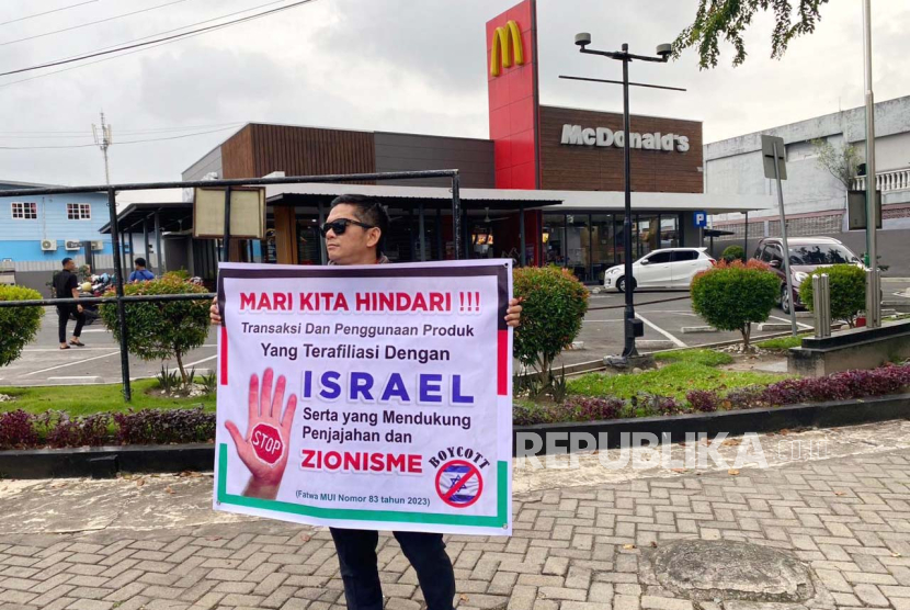 Caleg PDIP Maidestal Hari Mahesa menggelar demo boikot produk terafiliasi Israel di depan outlet Starbucks, Pizza Hut, dan McDonald.