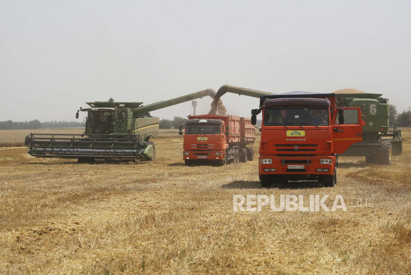 Petani memanen dengan menggabungkan mereka di ladang gandum dekat desa Tbilisskaya, Rusia, 21 Juli 2021. Ukraina dan Rusia menyumbang sepertiga dari ekspor gandum dan jelai global. Harga pangan dunia mencapai level tertinggi sejak 1990 akibat konflik Rusia-Ukraina.