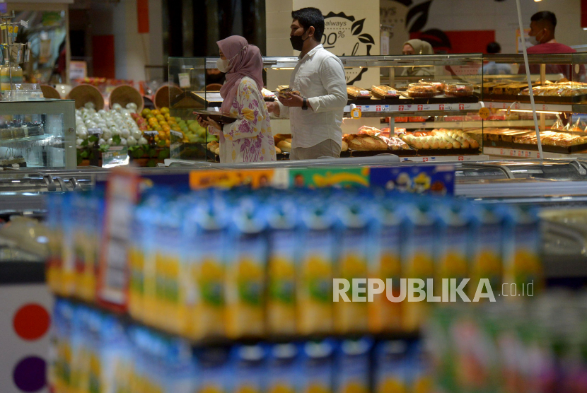 Warga mencari produk makanan dan minuman di Transmart Cempaka Putih, Jakarta, Senin (2/1/2023). Badan Pusat Statistik (BPS) mencatat inflasi Desember 2022 sebesar 0,66% secara bulanan (month to month/mtm) dan tahunan 5,51% (year on year/yoy). Inflasi Desember disumbang oleh makanan, minuman, dan tembakau. Republika/Prayogi.