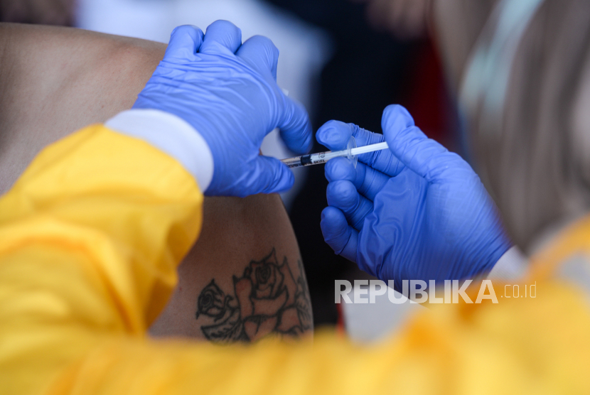 [Foto Ilustrasi Petugas menyuntikan vaksin Covid-19] Pemerintah Kabupaten (Pemkab) Bangkalan di Pulau Madura, Jawa Timur, melakukan berbagai upaya agar masyarakat di wilayah itu bersedia divaksinasi COVID-19.