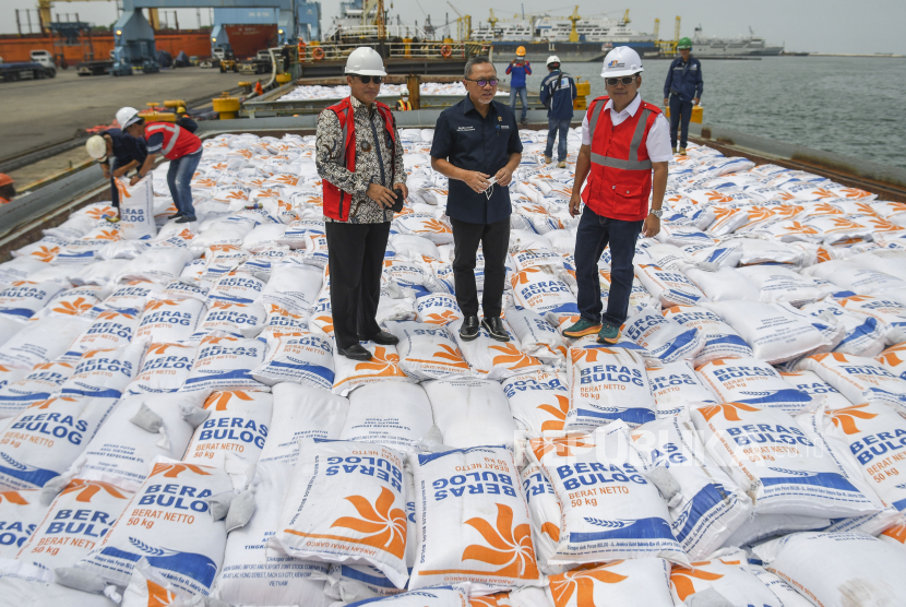 Menteri Perdagangan Zulkifli Hasan (tengah) bersama Direktur Utama Perum Bulog Budi Waseso (kiri) dan Kepala Badan Pangan Nasional Arief Prasetyo Adi (kanan) meninjau pembongkaran beras impor asal Vietnam milik Perum Bulog di Pelabuhan Tanjung Priok, Jakarta, Jumat (16/12/2022). Perum Bulog mengimpor 5.000 ton beras asal Vietnam yang dialokasikan untuk pemenuhan stok cadangan beras pemerintah (CBP) yang dilakukan secara bertahap sehingga sampai Desember 2022 total importasi beras sebanyak 200.000 ton. 