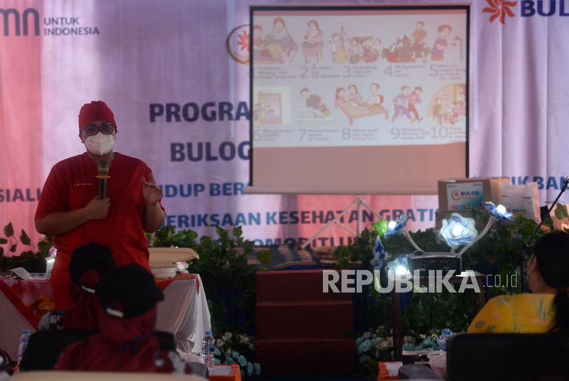 Tenaga kesehatan memberikan sosialisasi pola hidup bersih dan sehat (PHBS) (ilustrasi). PT Jamkrindo berkolaborasi dengan Pemerintah Daerah Kabupaten Sukabumi, Jawa Barat, melakukan kampanye Perilaku Hidup Bersih dan Sehat (PHBS) di sekolah-sekolah.