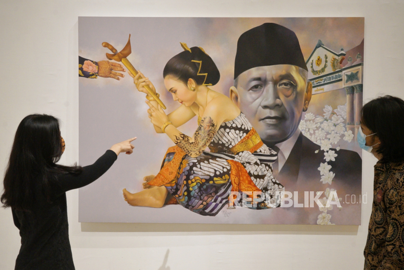 Pengunjung mengamati karya yang dipamerkan saat pameran seni lukis Tahta Untuk Rakyat Sri Sultan Hamengku Buwono IX di Jogja Gallery, Kota Yogyakarta, Rabu (17/3/2021). 
