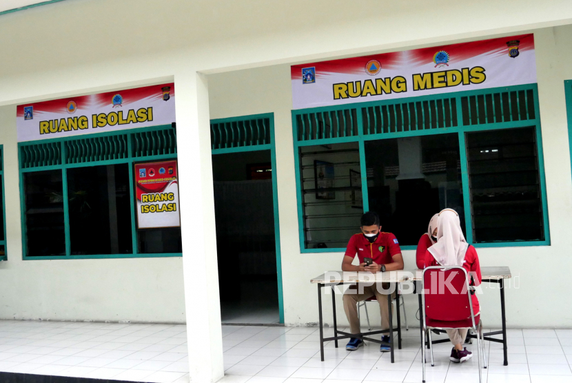 [Ilustrasi] Tenaga kesehatan berjaga di pos media dan ruang isolasi Posko PPKM Mikro Covid-19 di Kalurahan Maguwoharjo, Sleman, Yogyakarta.