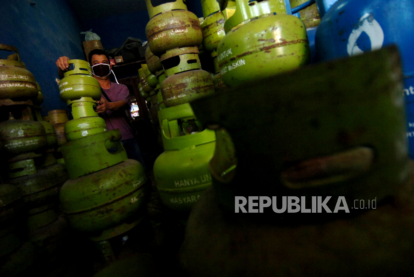 Seorang pekerja menata tabung gas elpiji 3 kilogram di pangkalan (ilustrasi). Pertamina MOR III menggelar operasi pasar di Kecamatan Banjarsari, Kabupaten Ciamis, Jawa Barat untuk memastikan stok LPG 3 kg aman.