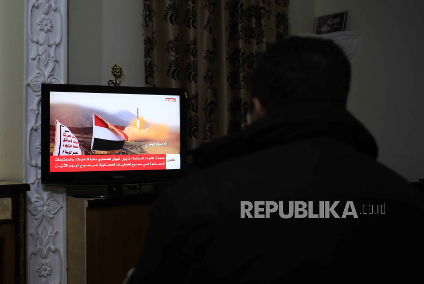  Seorang warga menonton berita di televisi Houthi  setelah kapal Inggris diserang di Laut Merah, 18 Februari 2024.
