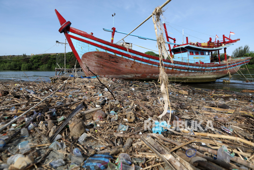 Sampah plastik dan domestik terdampar di bantaran Sungai Aceh di Banda Aceh, Indonesia, 09 Juni 2022.
