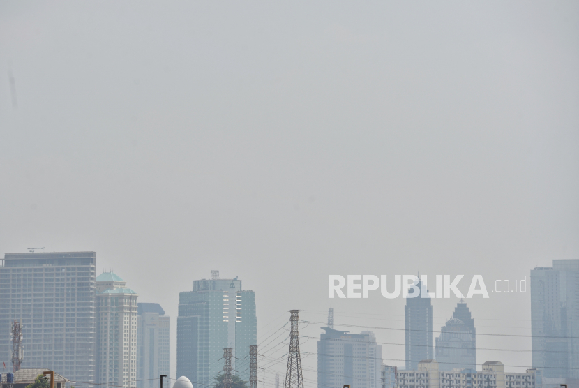Lanskap gedung-gedung di Jakarta, Selasa (20/12/2022). Berdasarkan data dari IQAir, indeks kualitas udara Jakarta berada dikategori sedang dengan konsentrasi polusi udara di angka PM2.5. Dampak radikal bebas dari paparan polusi bisa dilawan dengan antioksidan. 