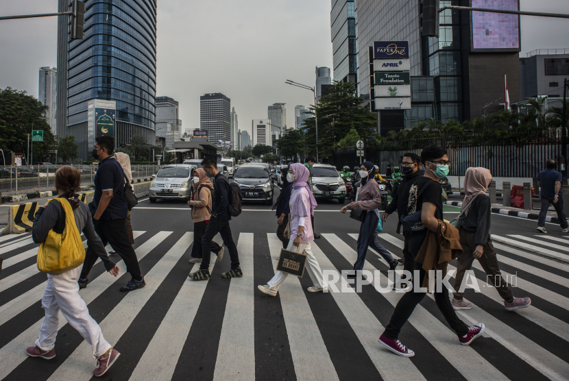 Warga menyeberang di zebra cross di Jalan Jenderal Sudirman, Jakarta, Rabu (5/5/2021). Badan Pusat Statistik (BPS) mencatat pertumbuhan ekonomi Indonesia minus 0,74 persen pada kuartal I 2021. ANTARA FOTO/Aprillio Akbar/wsj.