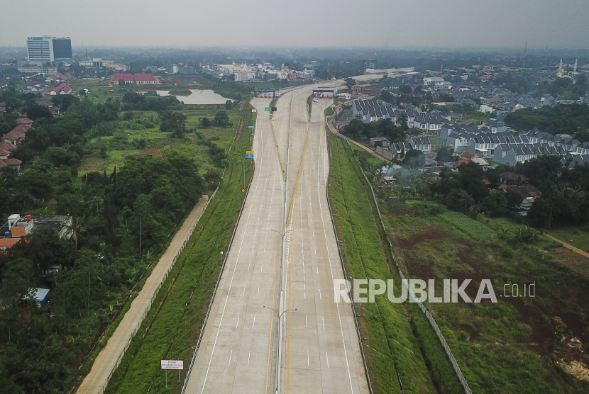 Foto udara jalan tol Cimanggis-Cibitung di Jatikarya, Bekasi, Jawa Barat, Minggu (8/11/2020). 