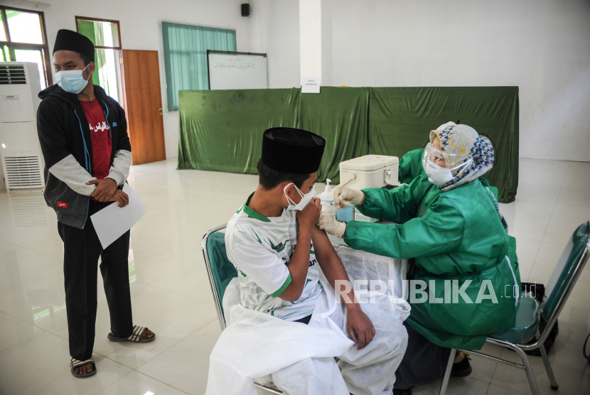 Petugas kesehatan menyuntikkan vaksin COVID-19 kepada santri di Pondok Pesantren. Foto ilustrasi