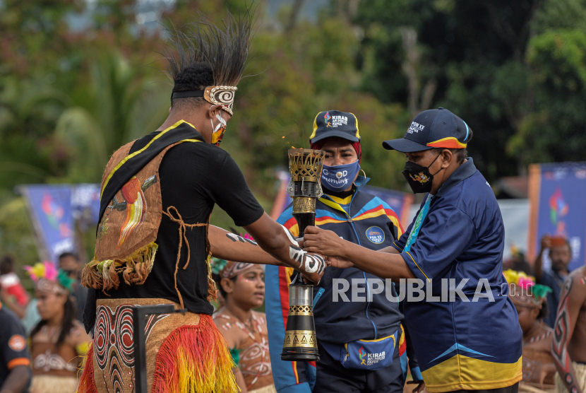 Mantan atlet bulu tangkis Taufik Hidayat bersama mantan atlet silat Lilis Karubaba membawa api PON saat gelaran upacara Kirab Api PON XX Papua di Perbatasan Sentani, kabupaten Jayapura, Papua, Jumat (1/10). Kota dan Kabupaten Jayapura menjadi tempat terakhir kirab api PON sebelum PON XX Papua resmi dibuka Presiden Joko Widodo, Sabtu (2/9) malam WIT mendatang. Republika/Thoudy Badai