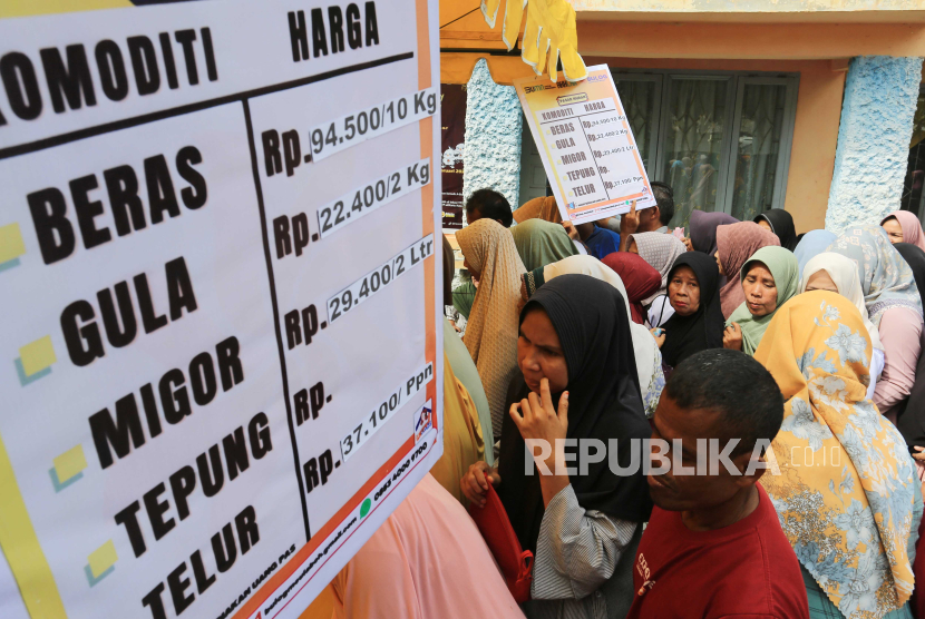 Sejumlah warga antre untuk membeli bahan kebutuhan pokok saat operasi pasar murah di halaman kantor Kecamatan Arongan Lambalek, Aceh Barat, Aceh, Senin (11/9/2023).