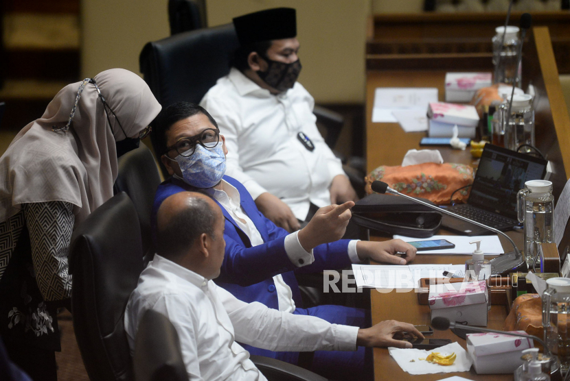 Ketua Tim Seleksi Calon Anggota KPU-Bawaslu Juri Ardiantoro (tiga kiri) bersama para anggota Tim Seleksi Calon Anggota KPU-Bawaslu mengikuti Rapat Dengar Pendapat Umum (RDPU) dengan Komisi II DPR di Kompleks Parlemen, Senayan, Jakarta, Selasa (2/11). Rapat tersebut membahas laporan dan audiensi Tim Seleksi Calon Anggota KPU dan Bawaslu Masa Jabatan 2022-2027.