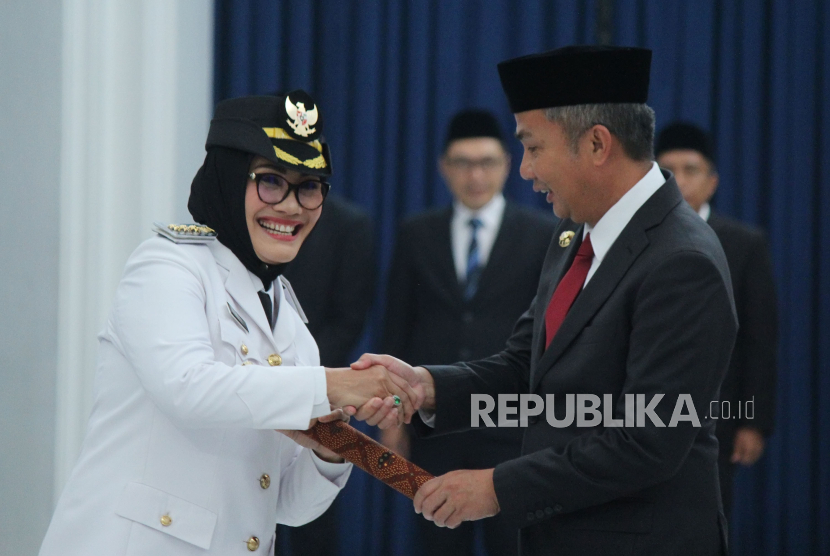 Penjabat (Pj) Gubernur Jawa Barat (Jabar) Bey Machmudin saat melantik Eti Herawati sebagai wali kota Cirebon di Aula Barat Gedung Sate, Kota Bandung, Rabu (6/12/2023). 