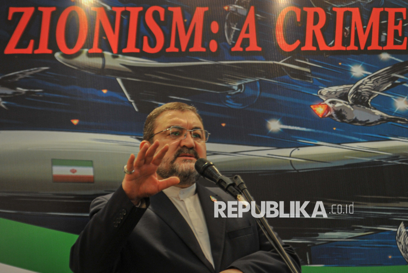 Duta Besar Iran untuk Indonesia Mohammad Boroujerdi menyampaikan keterangan pers di kediamannya di Jakarta, Selasa (17/6/2025). Keterangan pers tersebut menyampaikan tentang situasi terkini konflik antara Iran dan Israel. Selain itu. Mohammad Boroujerdi juga menegaskan Iran akan terus membalas serangan dari Israel sebagai upaya aksi bela diri selama penyerangan dan agresi masih terus belanjut. Dubes Iran menganggap, serangan yang dilakukan oleh Israel merupakan tindakan ilegal yang tidak dibenarkan oleh hukum internasional karena tersebut menyasar sejumlah fasilitas sipil dan situs aktivitas nuklir.