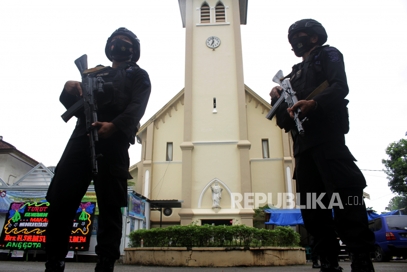 Anggota Brimob Polda Sulsel berjaga di depan Gereja Katedral Makassar, Sulawesi Selatan, Rabu (31/3/2021). Jelang perayaan hari Paskah 2021, penjagaan di gereja tersebut diperketat pascaledakan bom bunuh diri pada Minggu (28/3/2021). 