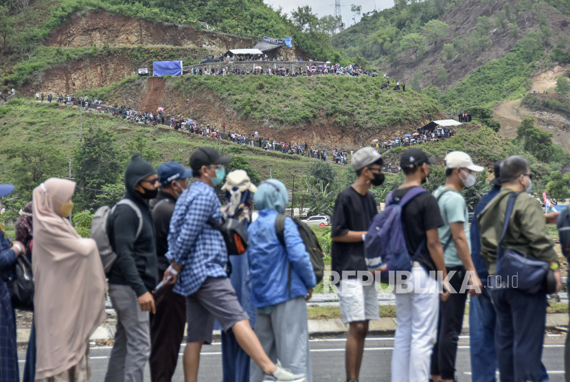 Sejumlah warga menonton balapan di Sirkuit Mandalika, Desa Kuta, Kecamatan Pujut, Praya, Lombok Tengah, NTB, Ahad (21/11/2021).