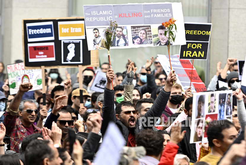 Anggota komunitas Iran dan pendukungnya berkumpul dalam solidaritas dengan pengunjuk rasa di Iran, setelah Mahsa Amini yang berusia 22 tahun meninggal dalam tahanan polisi karena diduga tidak mengenakan jilbab, di Ottawa, Ontario, pada hari Minggu, 25 September 2022.