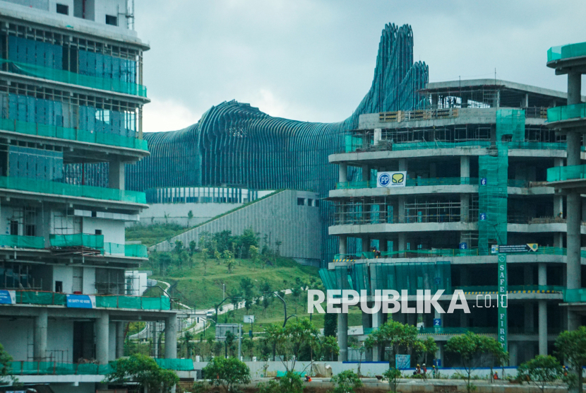 Suasana pembangunan gedung di Kawasan Inti Pusat Pemerintahan (KIPP) di Ibu Kota Nusantara (IKN), Penajam Paser Utara, Kalimantan Timur, Kamis (13/2/2025). 