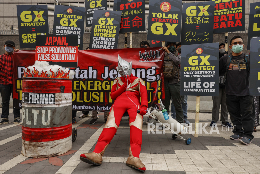 Aktivis melakukan aksi unjuk rasa menuntut pemerintah Jepang untuk berhenti mendukung negara-negara berkembang dalam program bahan bakar fosil. Negara anggota G7 telah sepakat mempercepat penghapusan pemakaian bahan bakar fosil. Proses tersebut bakal dibarengi eksplorasi dan pemanfaatan energi terbarukan. 