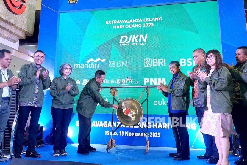 Direktur Lelang Direktorat Jenderal Kekayaan Negara (DJKN) Joko Prihanto membuka acara Extravaganza Lelang Hari Oeang 2023 di Plaza Surabaya, Rabu (15/11/2023). 