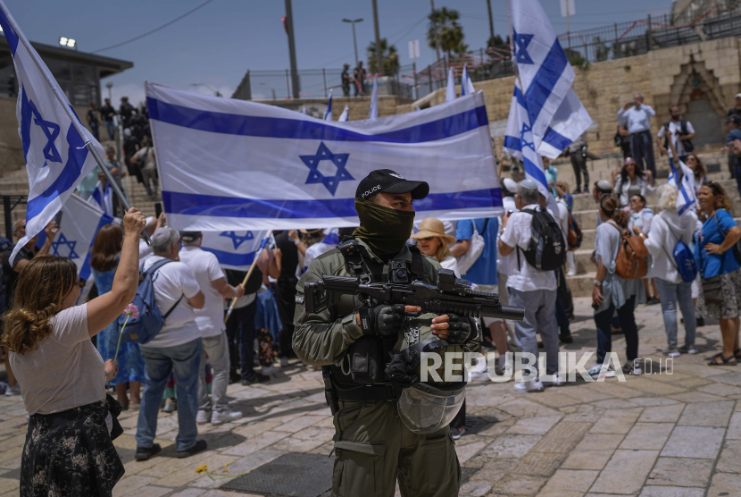Warga membawa bendera Israel.