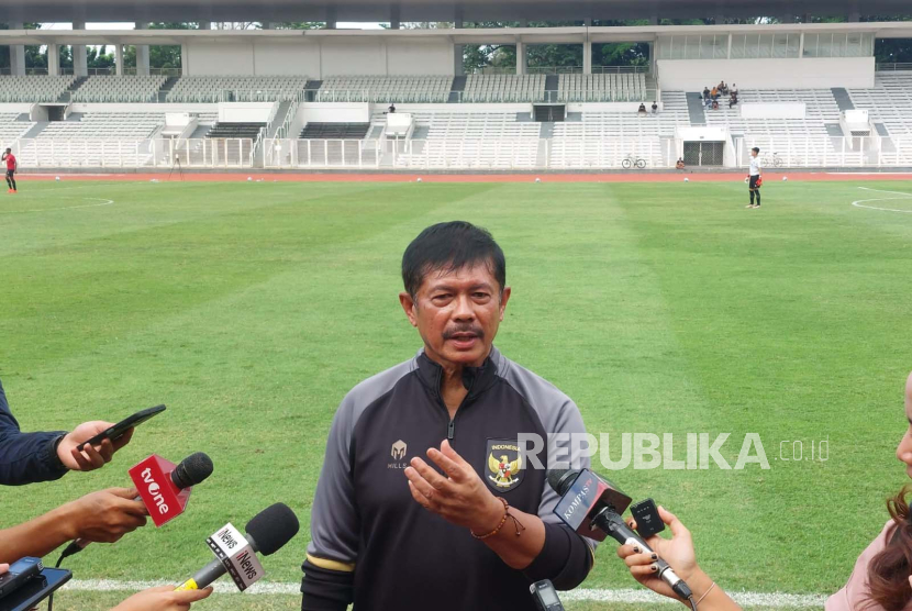 Pelatih timnas Indonesia U-20 Indra Sjafri saat memimpin latihan di Stadion Madya, Jakarta, Sabtu (13/1/2024).