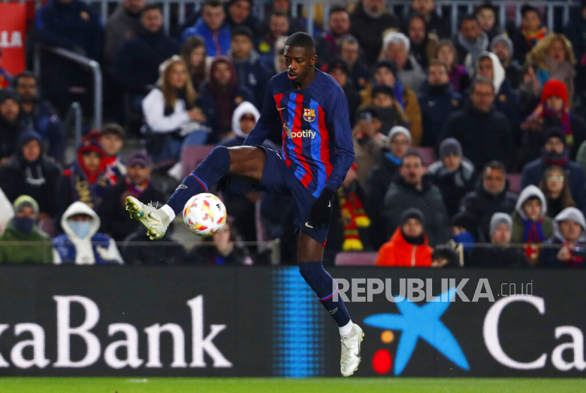 Pemain  Barcelona Ousmane Dembele mengontrol bola untuk mencetak gol pembuka timnya pada pertandingan sepak bola Copa del Rey Spanyol antara Barcelona dan Real Sociedad di Stadion Camp Nou, di Barcelona, Spanyol, Kamis (26/1/2023) dini hari WIB.