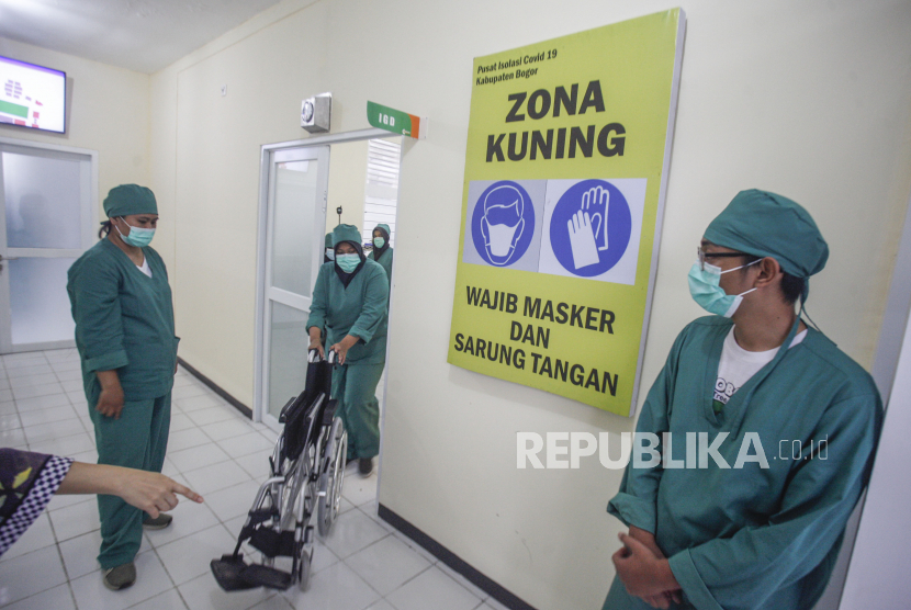 Tenaga medis di Pusat Isolasi COVID-19 di Gedung Badan Pengembangan Sumber Daya Manusia (BPSDM) Kementerian Dalam Negeri, Kemang, Kabupaten Bogor, Jawa Barat.