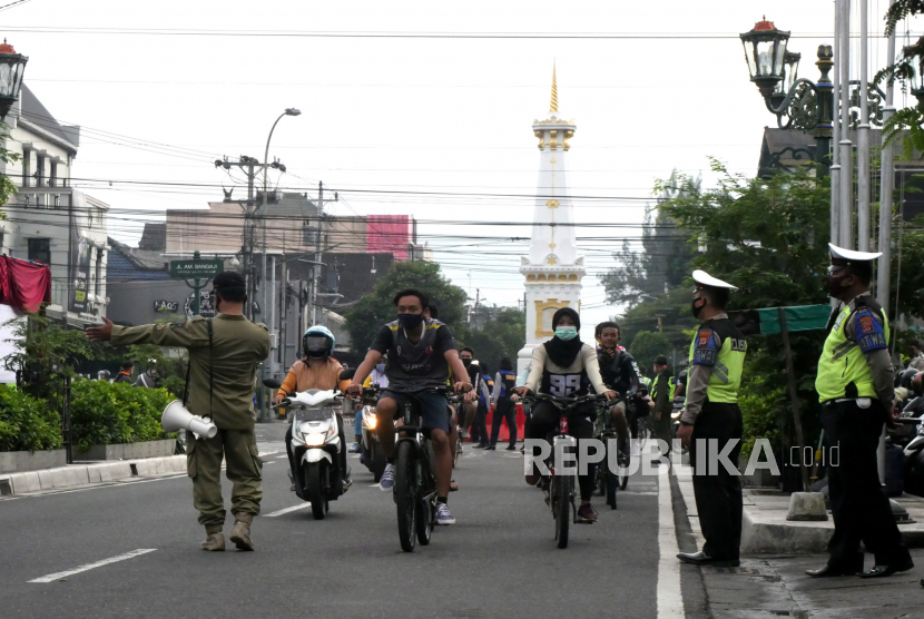 Pesepeda memadati kawasan Tugu Yogyakarta, Ahad (14/6).