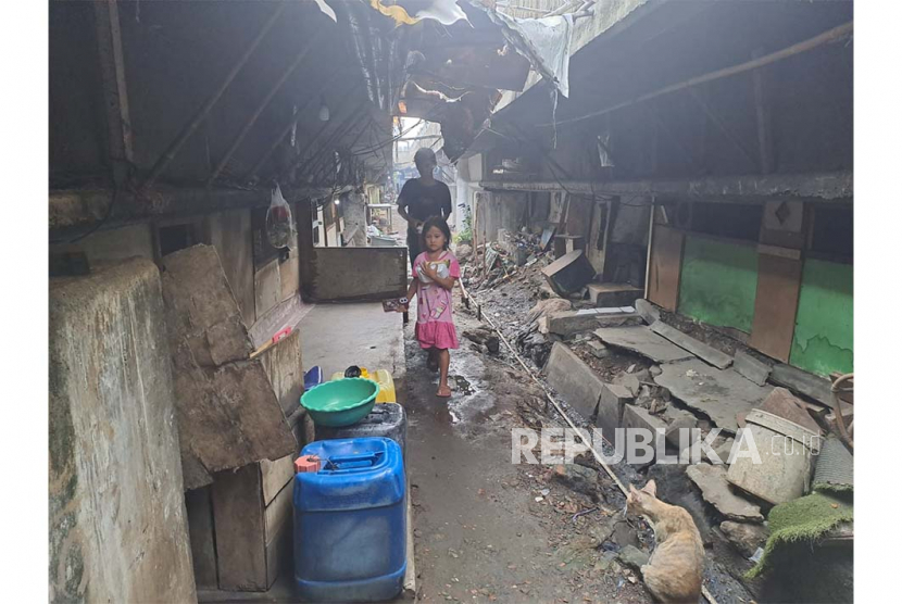 Kondisi warga yang tinggal di kolong tol Angke, Jakarta Barat, Senin (19/6/2023). Legislator meminta Pemprov DKI beri tempat tinggal layak untuk warga kolong Tol Angke